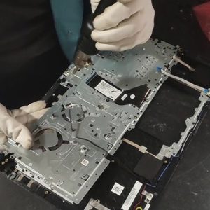 Troca de teclado de notebook com rebite plástico